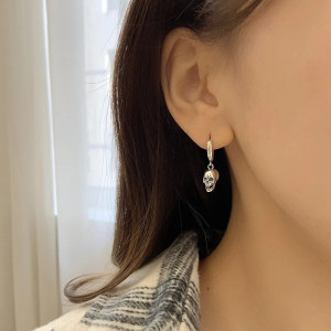 Vue Portée Boucles d’Oreilles Tête de Mort "Grin Sinistre"