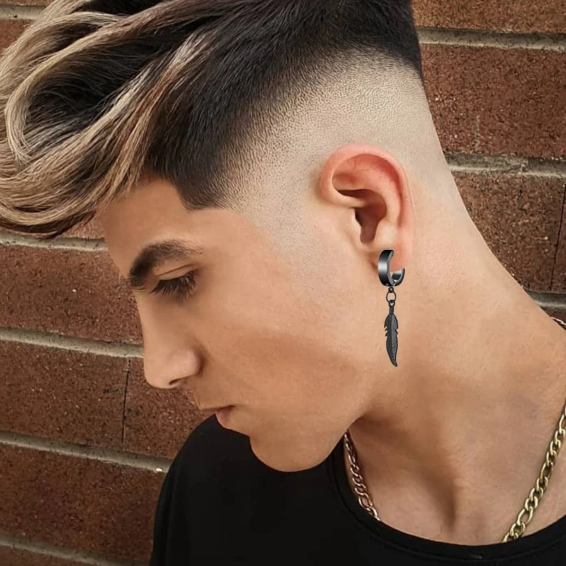 Vue Portée Boucles d’Oreilles Rock – Plumes Sombres Couleur Noir
