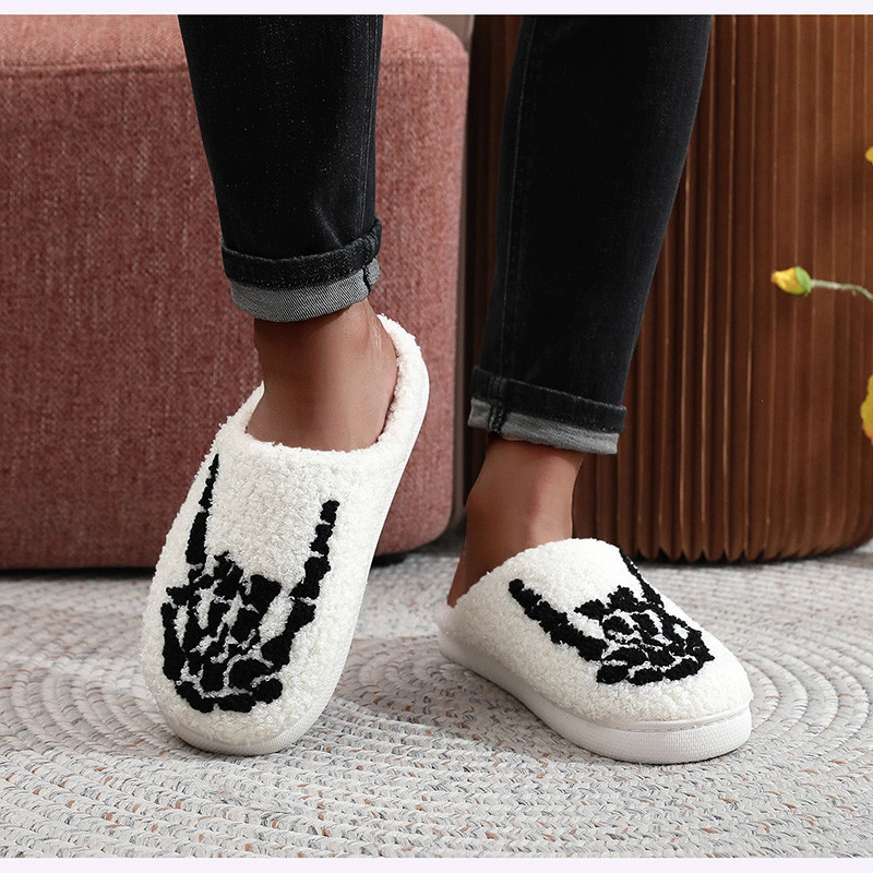 Vue Portée Pantoufles Squelette Rock – Motif Main Cornes du Diable & Doublure Chaude Couleur Blanc