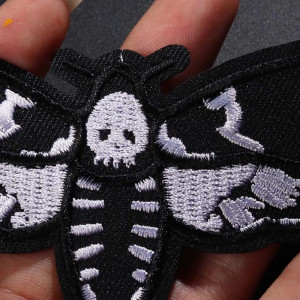 Vue détaillée Écusson Tête de Mort Papillon Nocturne Macabre