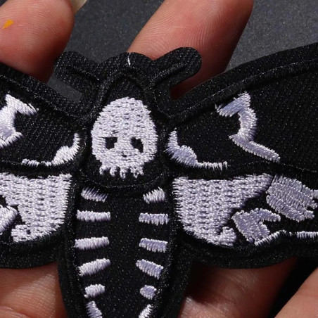 Vue détaillée Écusson Tête de Mort Papillon Nocturne Macabre