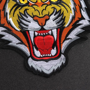 Vue détaillée Écusson Rock Tête de Tigre Rugissant 20 cm x 17.5 cm