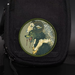 Avant Écusson Brodé Bestiaire Sombre – "Le Loup sous la Laine" - 8 cm