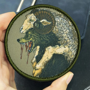 Magnifique Écusson Brodé Bestiaire Sombre - Le Loup sous la Laine