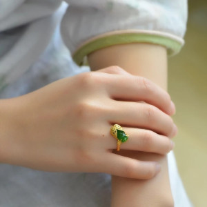 Vue Portée Bague Scarabée avec pierre en Jade naturelle