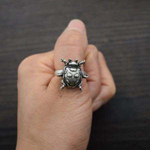 Vue Portée Bague Scarabée Vintage Gothique