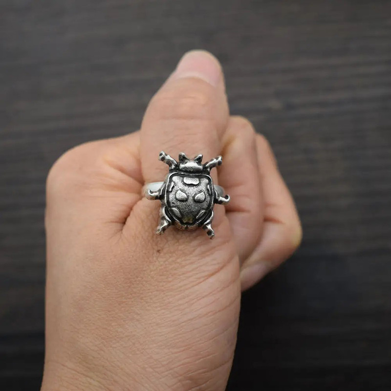 Vue Portée Bague Scarabée Vintage Gothique