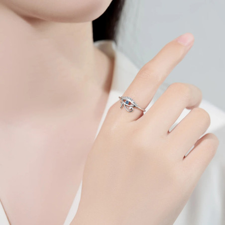 Vue Portée Bague Oeil d'Horus 'Lueur Azure'