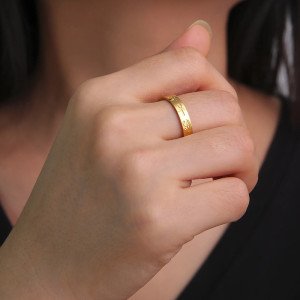 Vue Portée Bague Oeil d'Horus 'Sceau d'Or' Couleur Or
