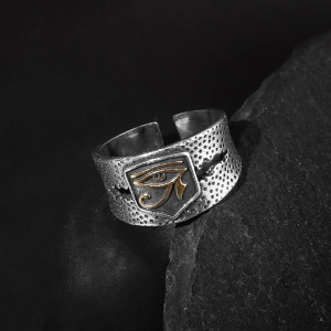 Vue face de la Bague Oeil d'Horus 'Antique Gardien'