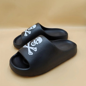 Claquettes Tête de Mort Unisexe – Confort XXL & Design Jolly Roger Couleur Noir