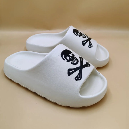 Claquettes Tête de Mort Unisexe – Confort XXL & Design Jolly Roger Couleur Blanc