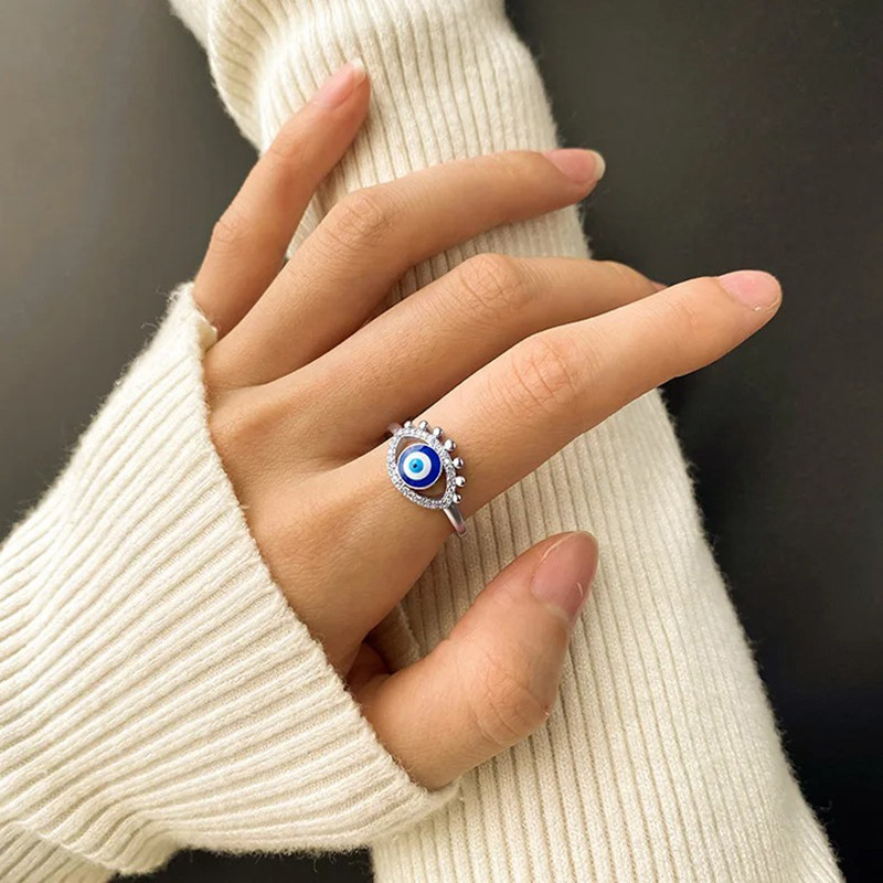 Vue Portée Bague Oeil d'Horus 'Larme Céleste'