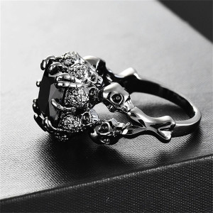 Vue de côté Bague Tête de Mort Cristal