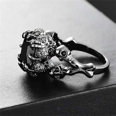 Vue de côté Bague Tête de Mort Cristal