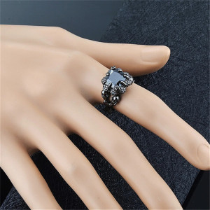 Vue Portée Bague Tête de Mort Cristal