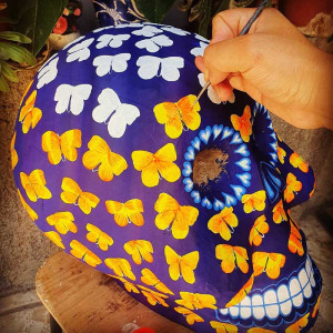 Crâne Décoratif Mexicain - Papillons de la Mémoire