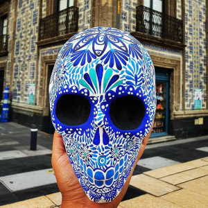 Vue dessus du Crâne Décoratif Mexicain – Azulejos & Colombe de Paix