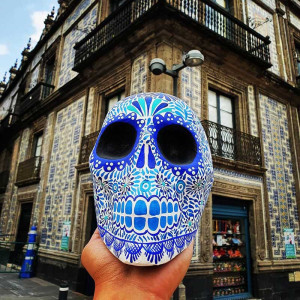 Vue face du Crâne Décoratif Mexicain – Azulejos & Colombe de Paix