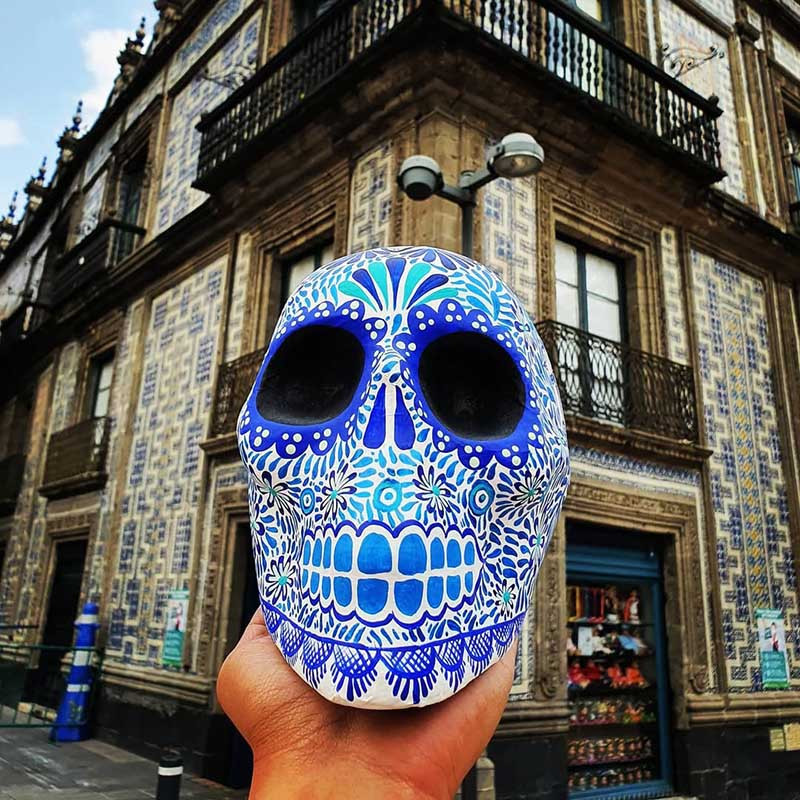 Vue face du Crâne Décoratif Mexicain – Azulejos & Colombe de Paix
