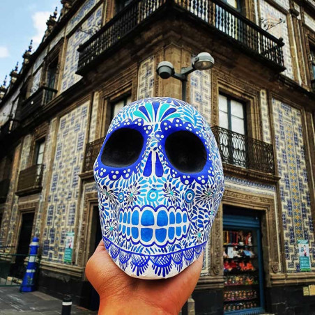 Vue face du Crâne Décoratif Mexicain – Azulejos & Colombe de Paix