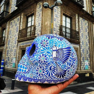 Vue côté du  Crâne Décoratif Mexicain – Azulejos & Colombe de Paix