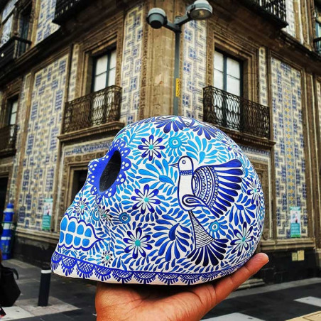 Vue côté du  Crâne Décoratif Mexicain – Azulejos & Colombe de Paix