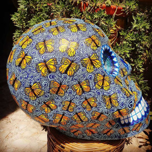 Vue détaillée du Crâne Décoratif Mexicain - Danse des Monarques Bleus.