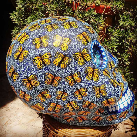 Vue détaillée du Crâne Décoratif Mexicain - Danse des Monarques Bleus.