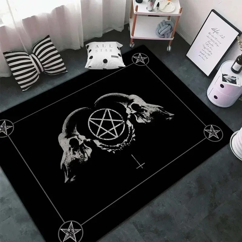 "Tapis Occulte ""Crânes Cornus & Pentacle Noir"" – Invocation Silencieuse & Croix Inversée
"