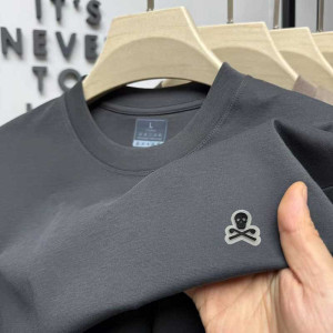 T-shirt Tête de Mort Minimaliste - Édition "Skull & Shades" Couleur Gris