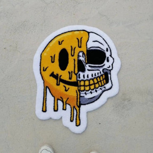 Avant Tapis Tête de Mort "Smiley au Sourire Fondant Macabre" - 5 tailles au choix !