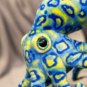 Vue détaillée de le Peluche Pieuvre Psychédélique - Kraken Caméléon Bleu-Électrique