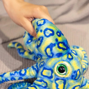 Détails de la Peluche Pieuvre Psychédélique - Kraken Caméléon Bleu-Électrique