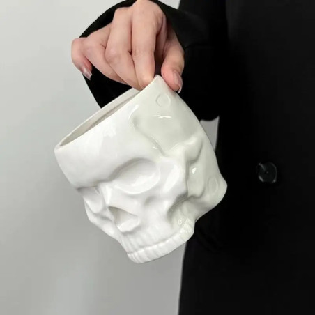 Vue de côté Mug Tête de Mort Sans Anse "Crâne Brutaliste"