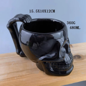 Details Mug Crâne Ossuaire "Main de l’Au-delà" Couleur Noir