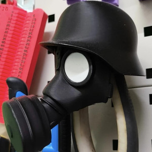 Vue de côté  Cache Attelage Tête de Mort - Casque & Masque Militaire