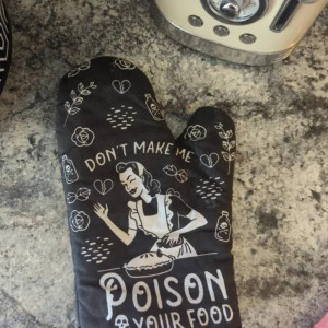 Gant de Four Tête de Mort Goth Cuisinière Empoisonneuse Danger de Poison