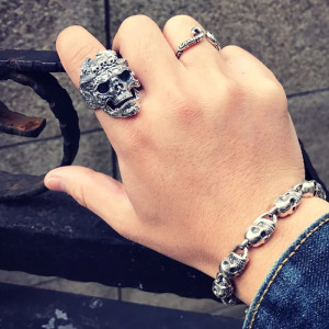 Vue Portée Bague Tête de Mort "Gardien des Trois Crânes"