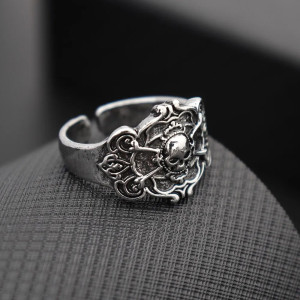 Vue de côté  Bague Tête de Mort "Sceau Gothique"