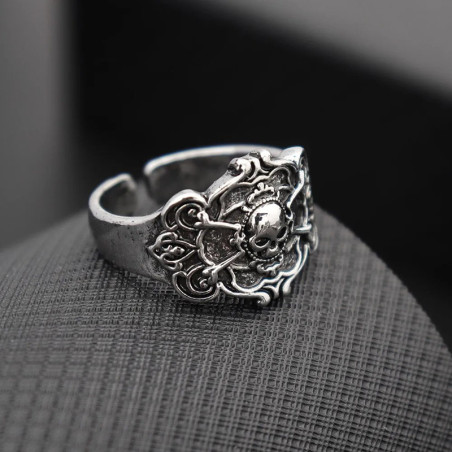 Vue de côté  Bague Tête de Mort "Sceau Gothique"