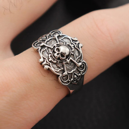 Vue Portée Bague Tête de Mort "Sceau Gothique"