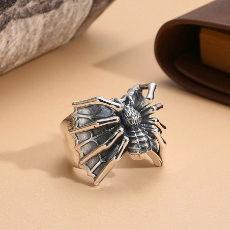 Vue de côté  Bague Araignée Punk Rock "Étreinte d'Arachne"