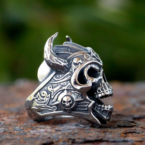 Côté droit Bague Tête de Mort Viking "Guerrier de Valhalla"
