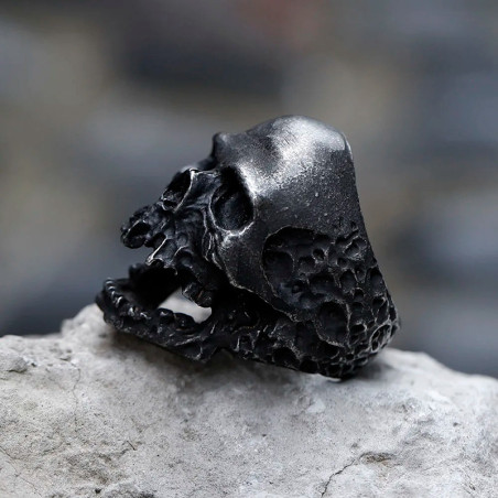 Vue de côté  Bague Tête de Mort "Crâne Volcanique"
