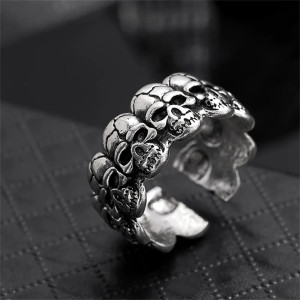 Magnifique Bague Tête de Mort L'Anneau des Catacombes