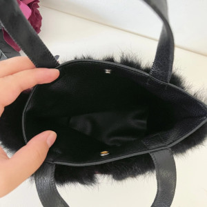 Détails du Sac à Main Gothique Fourrure Noire - Croix Écarlate du Crépuscule