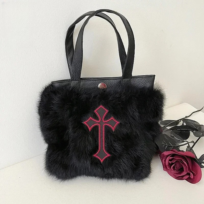 Sac à Main Gothique Fourrure Noire - Croix Écarlate du Crépuscule