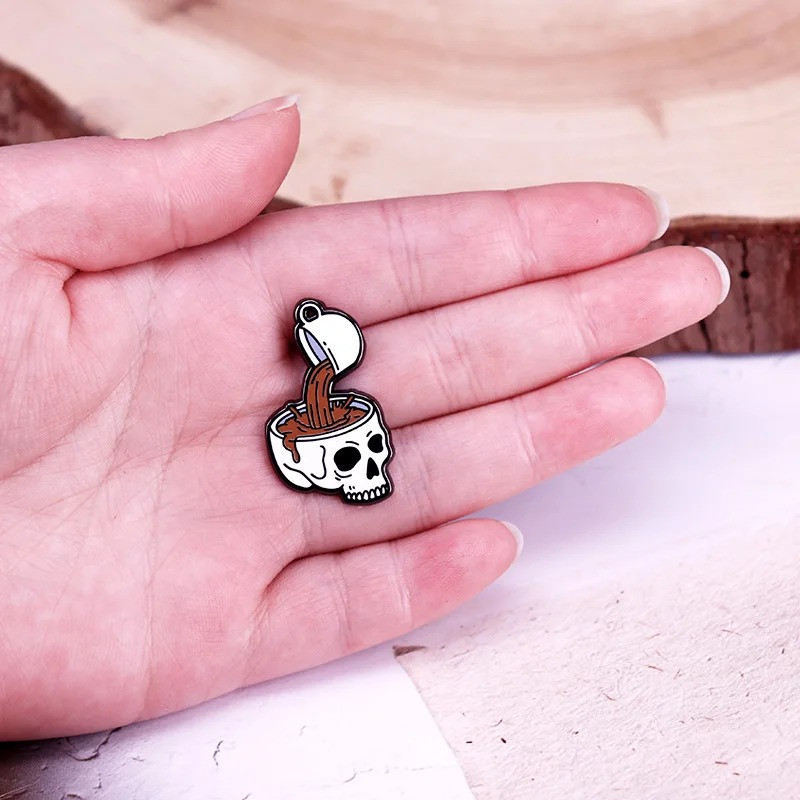 Broche Tête de Mort Café "La Mort avant le Déca"