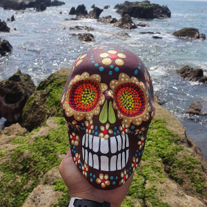 Crâne Décoratif Mexicain - Hypnose Solaire sur Terre d’Ocre - Peint à la Main au Mexique !